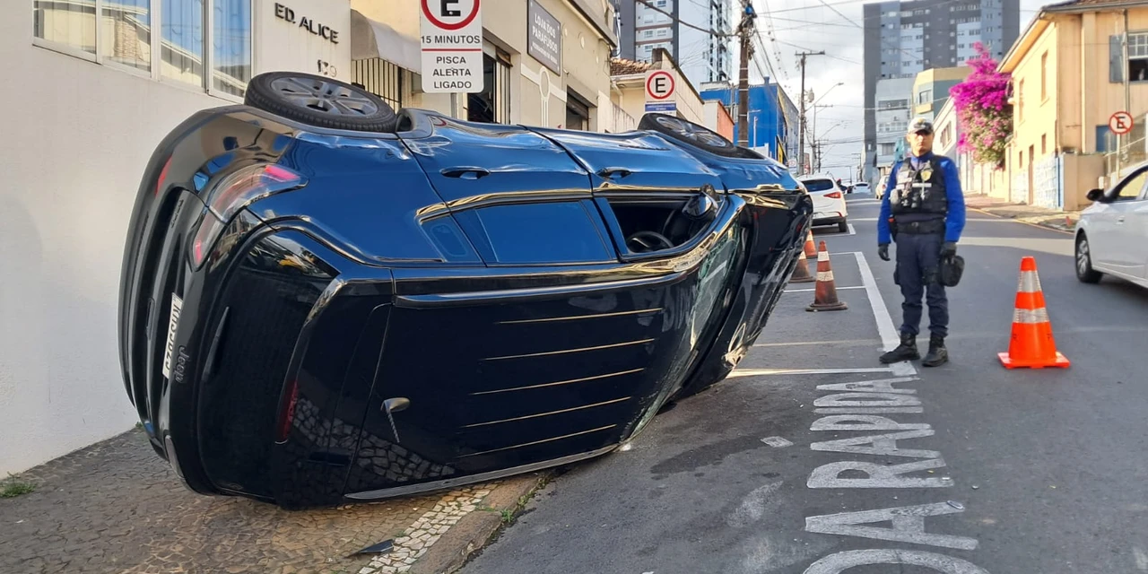 Colisão entre Ford Ka e Jeep deixa duas pessoas feridas em Ponta Grossa; confira fotos