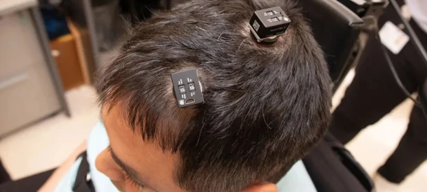 Homem tetraplégico sente e controla outra pessoa com implante cerebral e IA