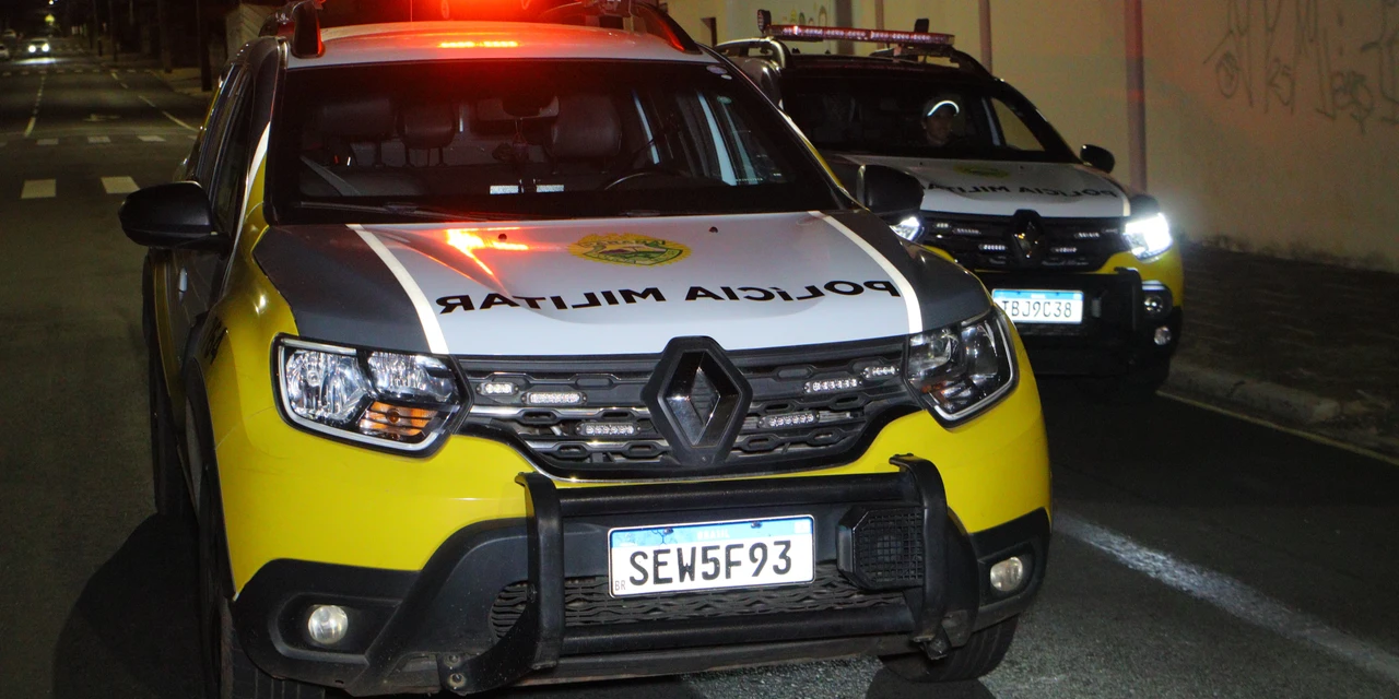 Mulher é levada à delegacia após criança ser encontrada sozinha em casa