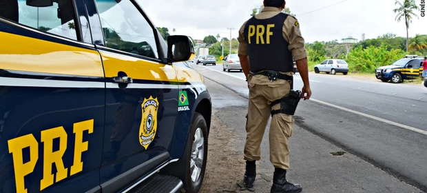 Caminhão tomba na BR-153 em Imbituva e motorista fica ferido