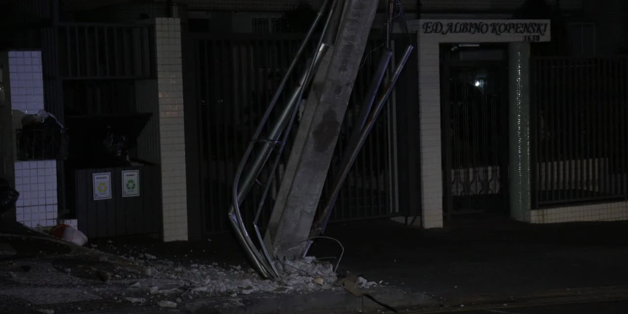 Carro colide contra poste e deixa região de PG sem energia elétrica; veja fotos