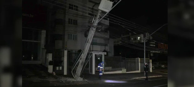 Quase 200 imóveis ficam sem energia após colisão com poste na 'Ernesto Vilela'
