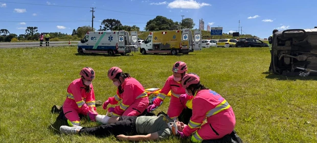Equipes formadas exclusivamente por mulheres realizam treinamento de resgate em rodovia