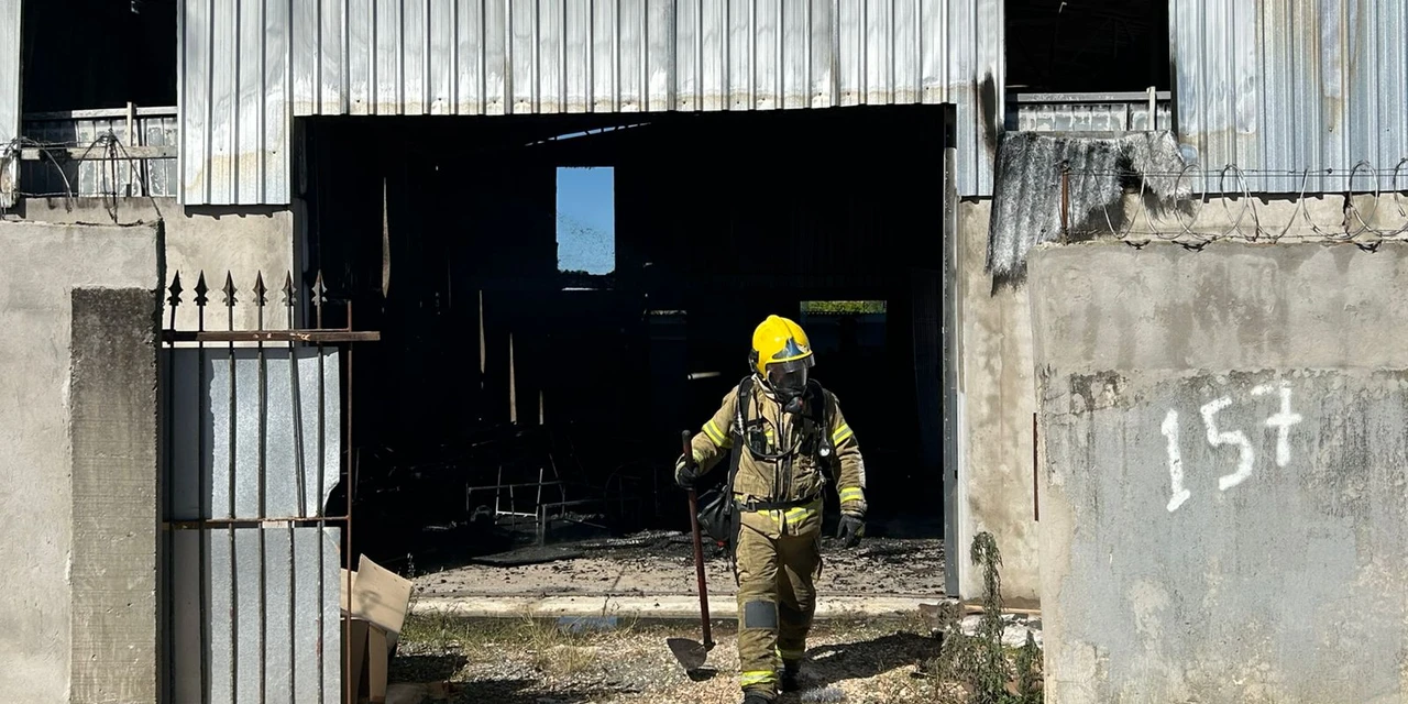 Incêndio consome totalmente depósito de móveis no Uvaranas; veja fotos
