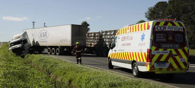Motorista escapa ileso após caminhão sair da pista na BR-376