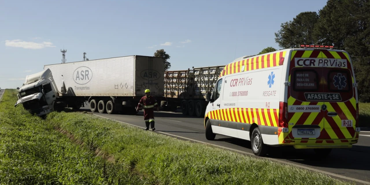 Motorista escapa ileso após caminhão sair da pista na BR-376