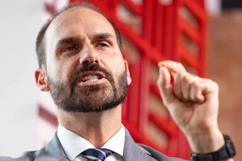 Defensoria Pública recusa defesa de Eduardo Bolsonaro e questiona Moraes no STF