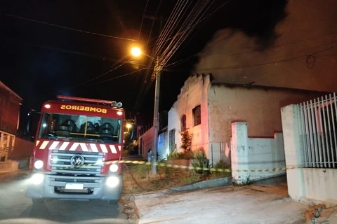 Incêndio atinge casa abandonada em Uvaranas e mobiliza Corpo de Bombeiros; confira fotos