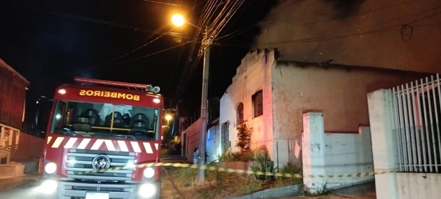 Incêndio atinge casa abandonada em Uvaranas e mobiliza Corpo de Bombeiros; confira fotos