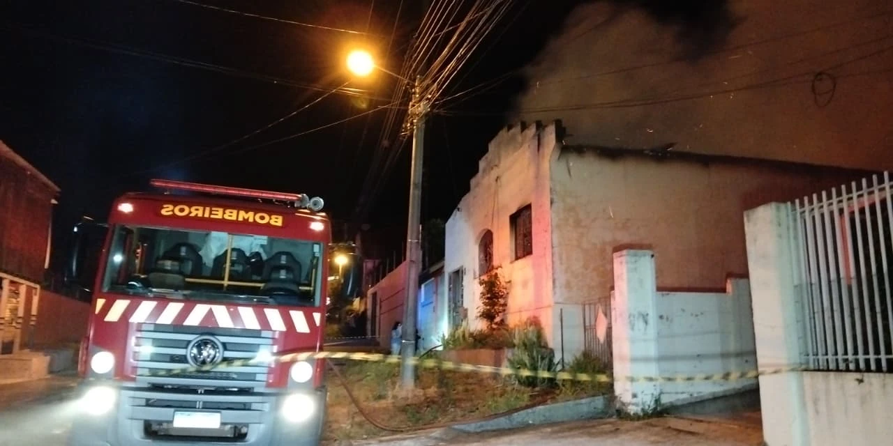 Incêndio atinge casa abandonada em Uvaranas e mobiliza Corpo de Bombeiros; confira fotos
