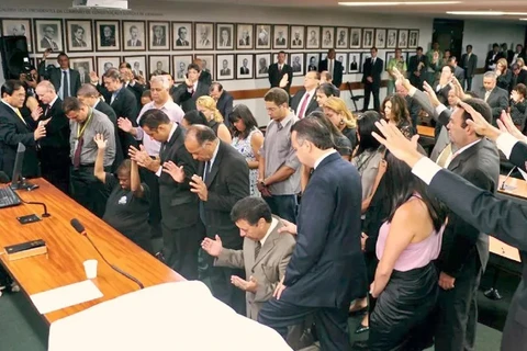 Câmara dos Deputados aprova urgência para votar projeto que cria 'bancada cristã'