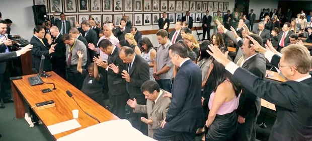 Câmara dos Deputados aprova urgência para votar projeto que cria 'bancada cristã'