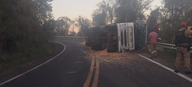 Motorista fica ferido após caminhão tombar na PR-090