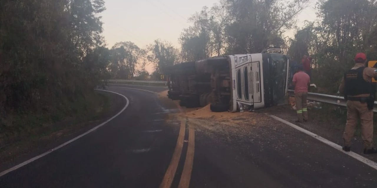 Motorista fica ferido após caminhão tombar na PR-090