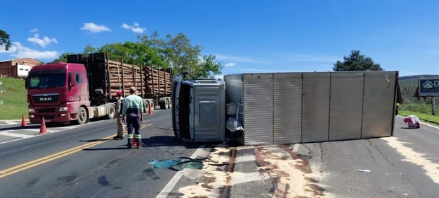 Caminhão tomba após colisão em rodovia da região