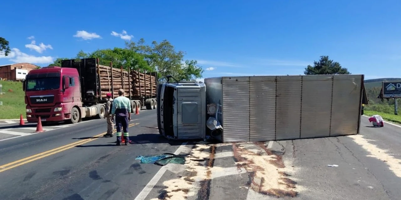 Caminhão tomba após colisão em rodovia da região