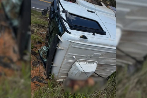 Caminhão tomba na PR-151 sentido Palmeira e motorista fica com pernas presas após ser ejetado da cabine