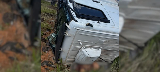 Caminhão tomba na PR-151 sentido Palmeira e motorista fica com pernas presas após ser ejetado da cabine