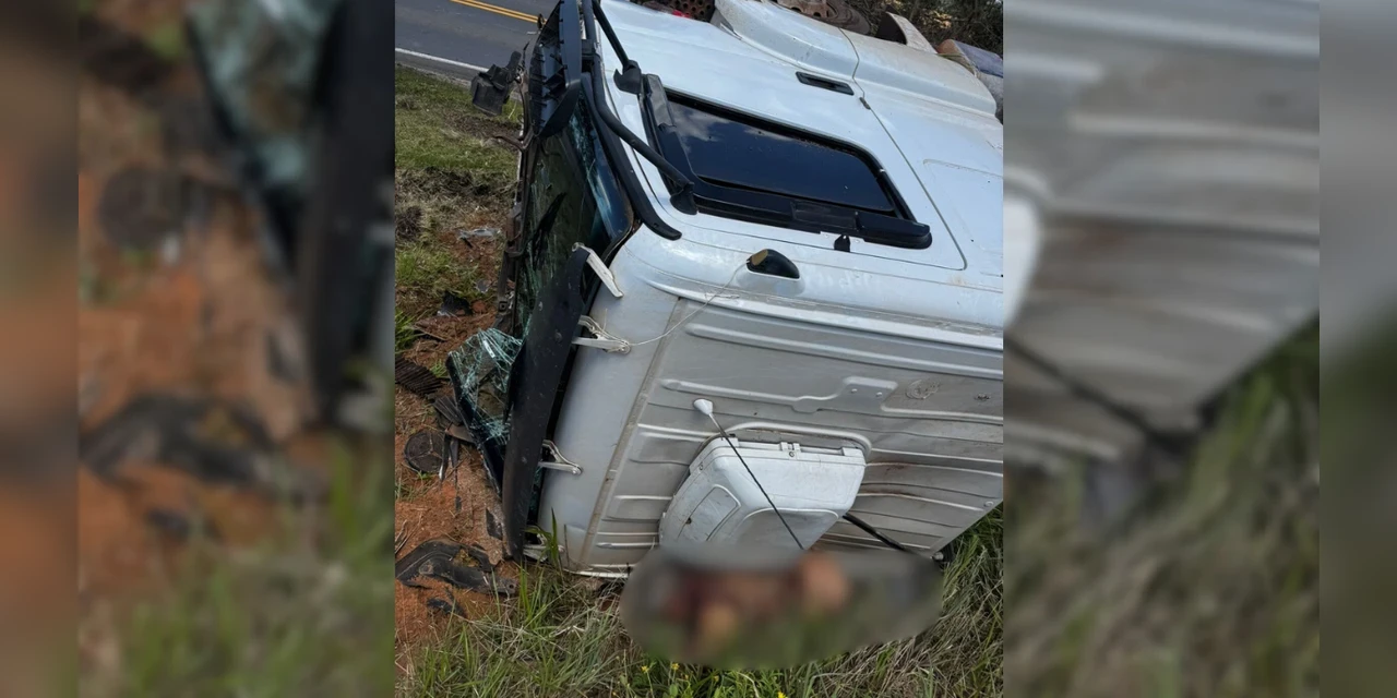 Caminhão tomba na PR-151 sentido Palmeira e motorista fica com pernas presas após ser ejetado da cabine