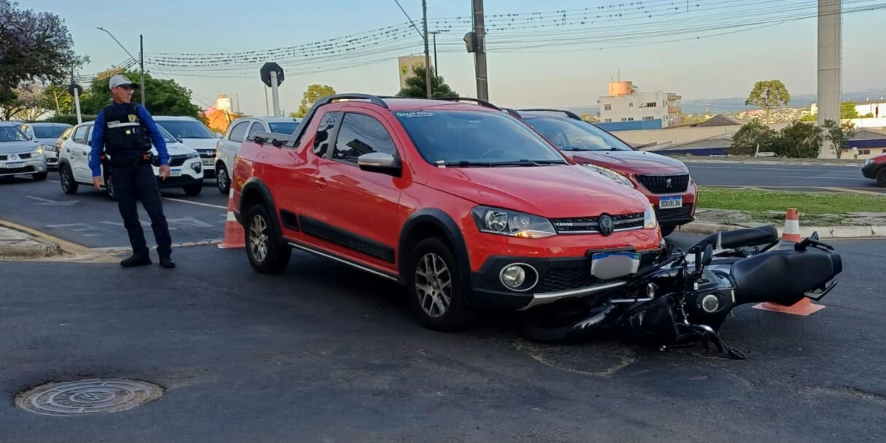 Motociclista tenta passar pela 'Rotatório dos Tropeiros' e acaba sendo atingido por carro