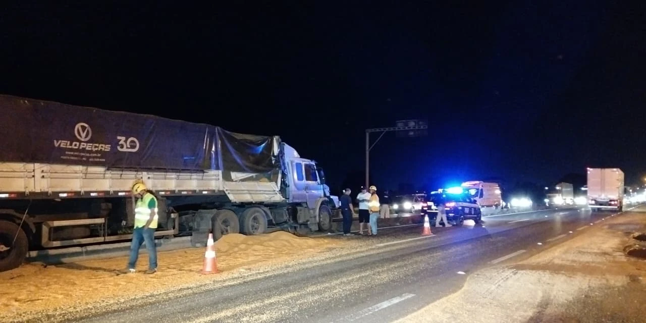 Caminhão é 'fechado', sobe no canteiro central e derrama carga na Avenida Souza Naves em PG