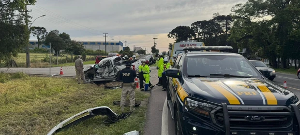 Duas pessoas morrem e criança fica em estado grave em acidente na Rodovia do Xisto; vídeo mostra momento da colisão