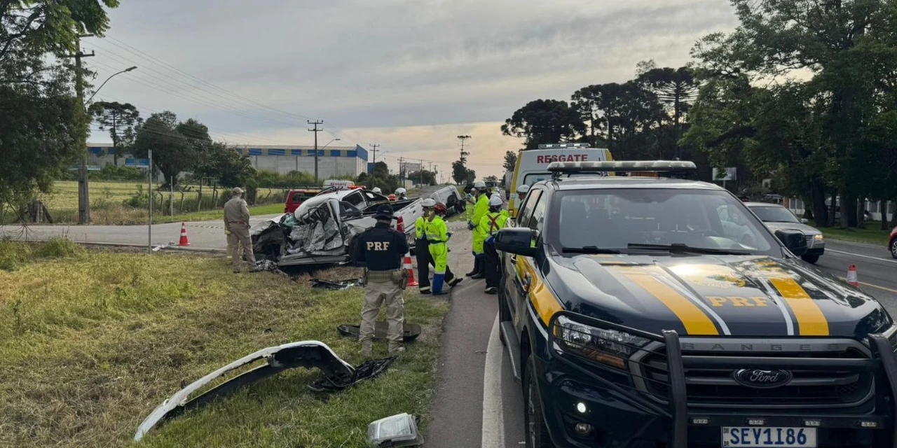 Duas pessoas morrem e criança fica em estado grave em acidente na Rodovia do Xisto; vídeo mostra momento da colisão