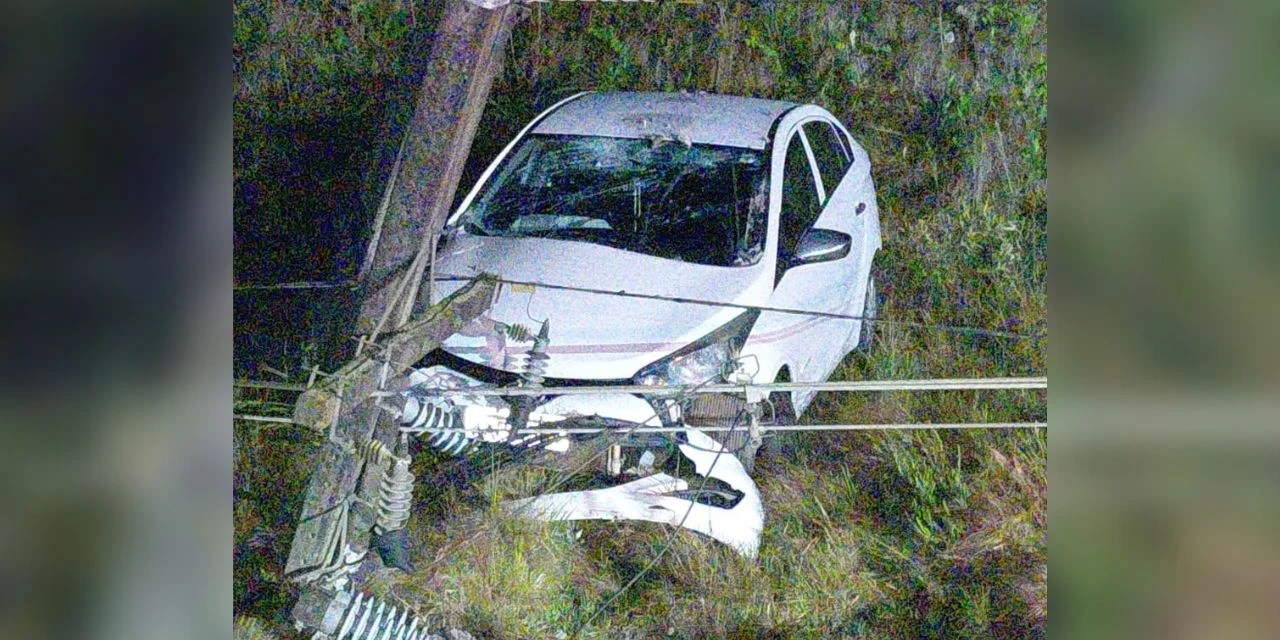 Motorista fica ferido em colisão contra poste na PR-438