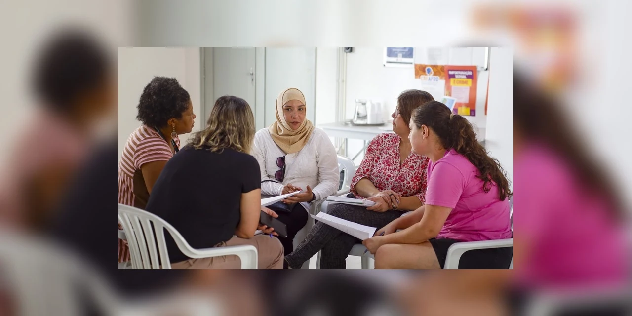 Imigrantes recebem informações sobre como empreender em Curitiba