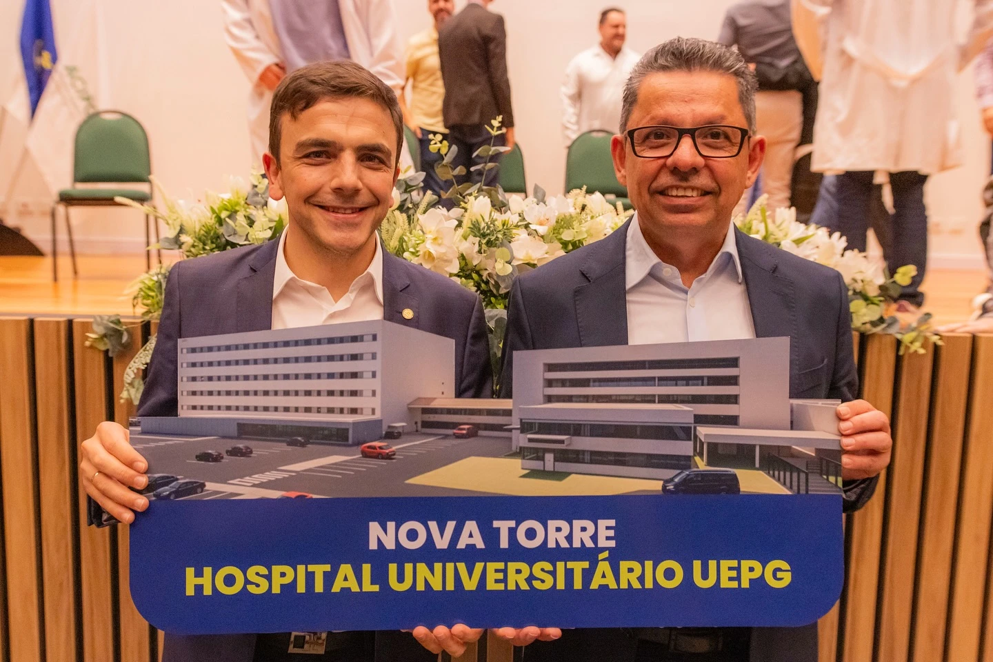 Aliel Machado e o reitor da UEPG Miguel Sanches Neto: nova torre do HU-UEPG terá 260 novos leitos, quatro centros cirúrgicos, mais de 60 leitos de UTI e ampla rede de serviços (FOTO: DIVULGAÇÃO)