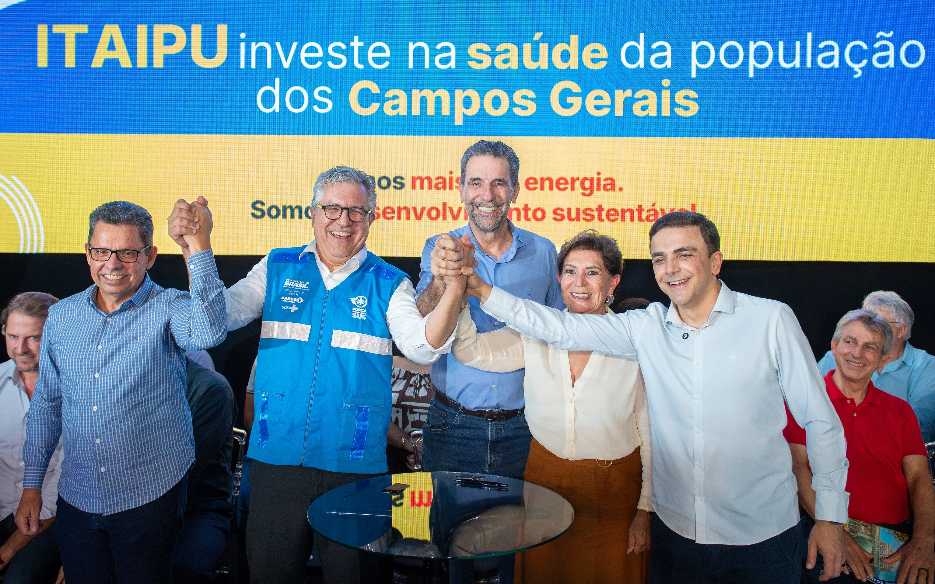 Dirigida por Enio Verri (ao centro), a Itaipu Binacional é uma das parceiras do mandato de Aliel quando se trata de recursos para a cidade. Parlamentar também destaca a atuação da prefeita Elizabeth Schmidt (à direita) (FOTO: DIVULGAÇÃO)