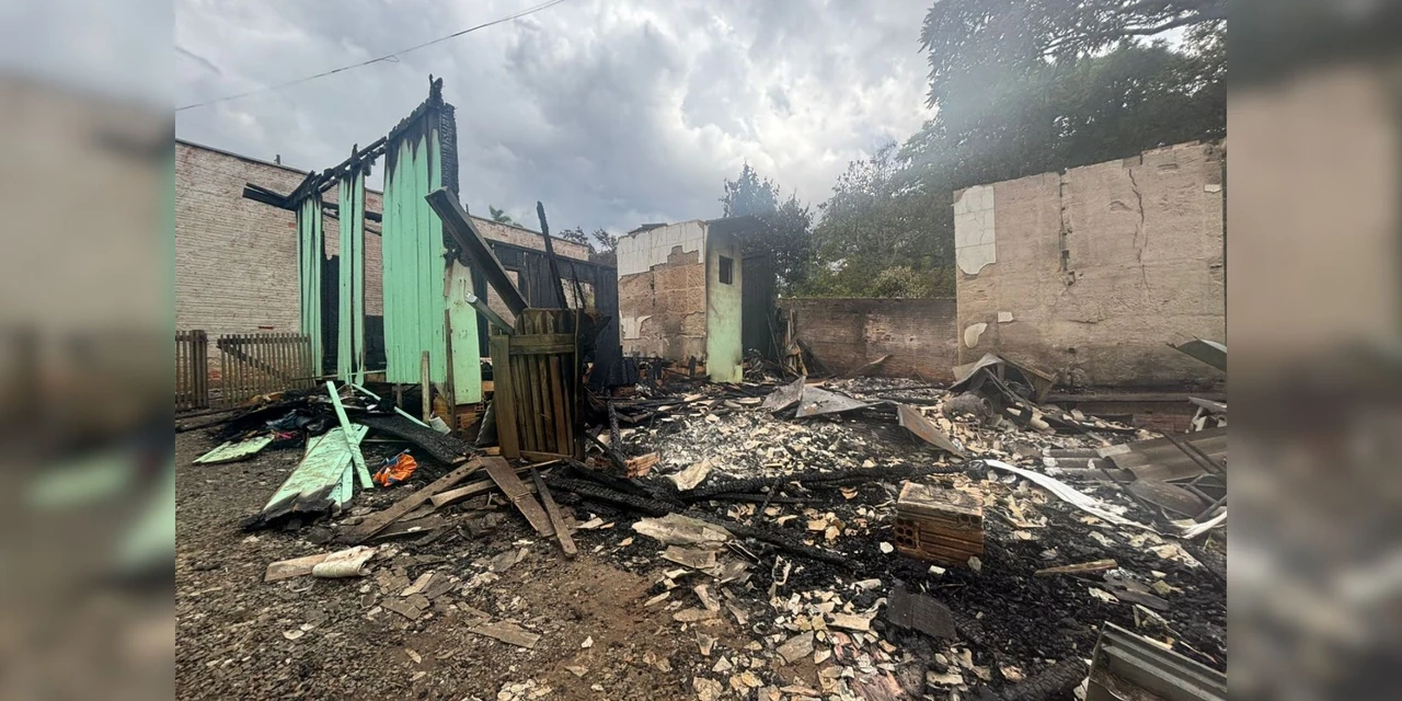 Imagens revelam destruição de residências em São João do Triunfo após incêndio; confira