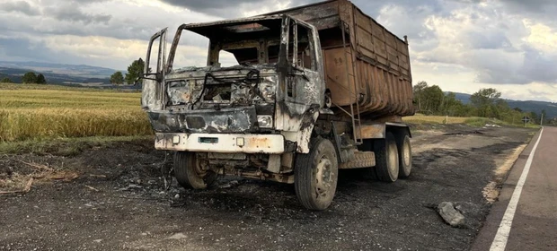 Caminhão pega fogo na rodovia PR-340, em Castro