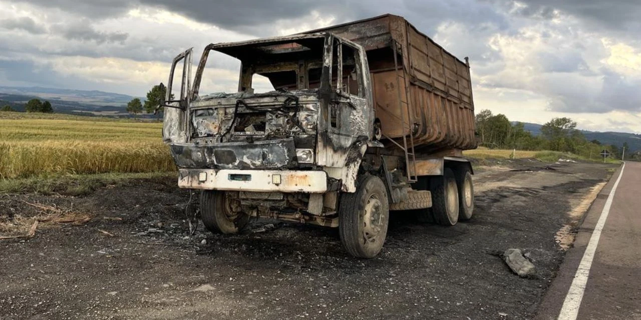 Caminhão pega fogo na rodovia PR-340, em Castro