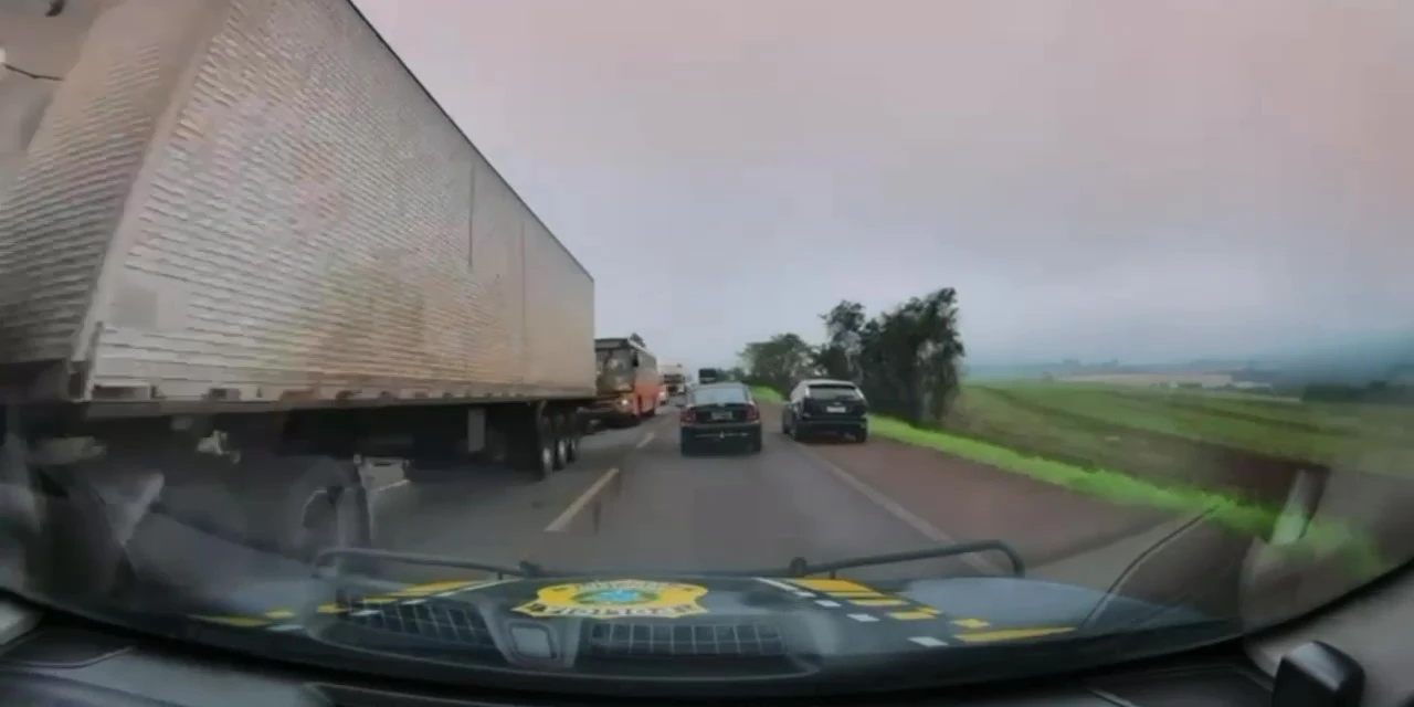 VÍDEO: Motorista com tornozeleira tenta fugir da PRF, mas capota carro com 150 kg de maconha no Paraná