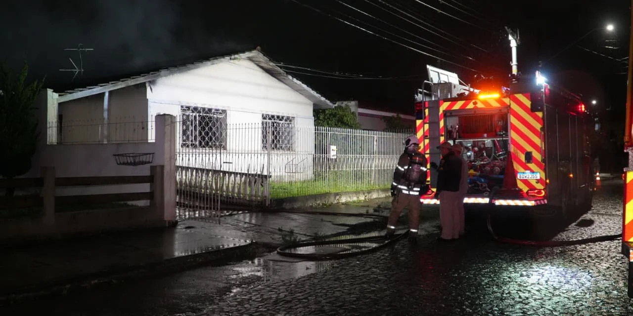 Bombeiros são acionados após casa pegar fogo em vila de PG; causa pode ter sido uma vela