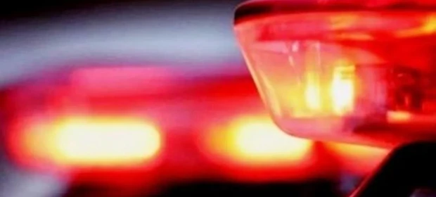 Homem embriagado tenta atropelar mulher, bate em cerca e acaba preso na PR-092