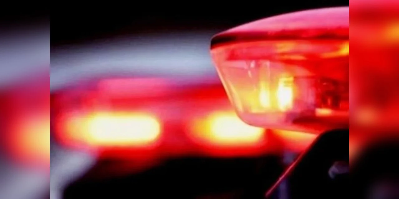 Homem embriagado tenta atropelar mulher, bate em cerca e acaba preso na PR-092