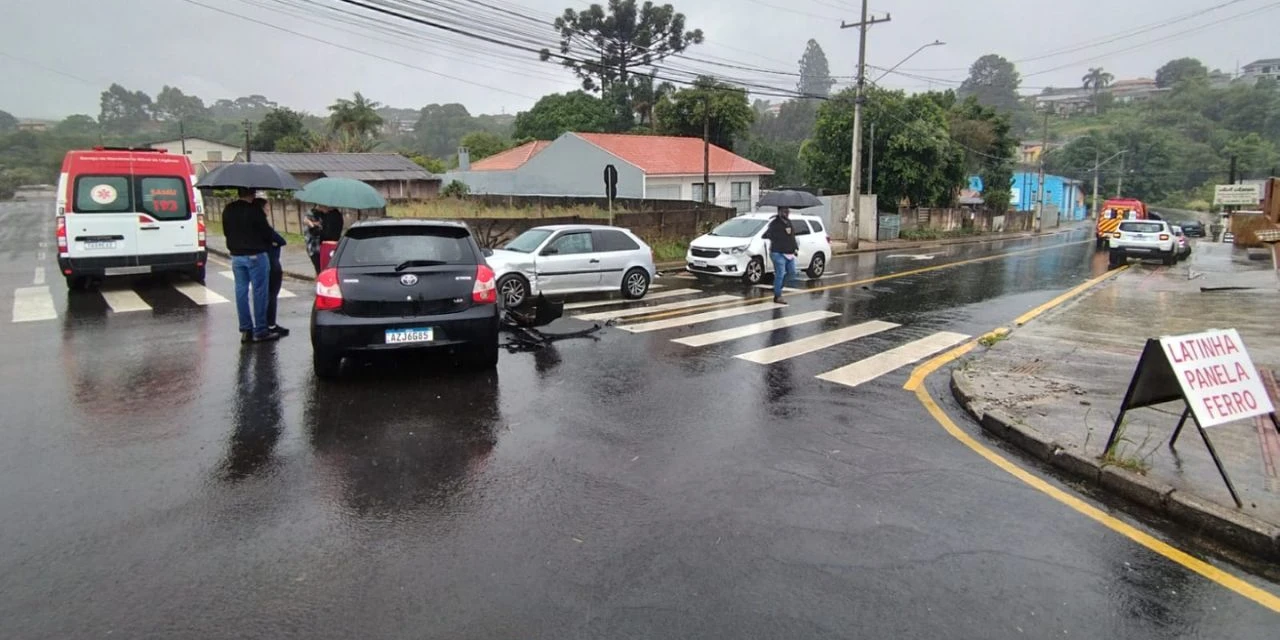 Acidente em cruzamento envolve quatro veículos em PG; vídeo mostra momento da colisão