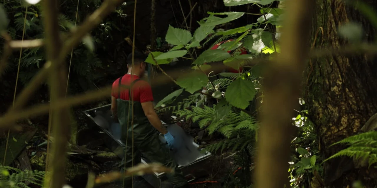 Família vai ao IML para reconhecer corpo encontrado em córrego de Ponta Grossa