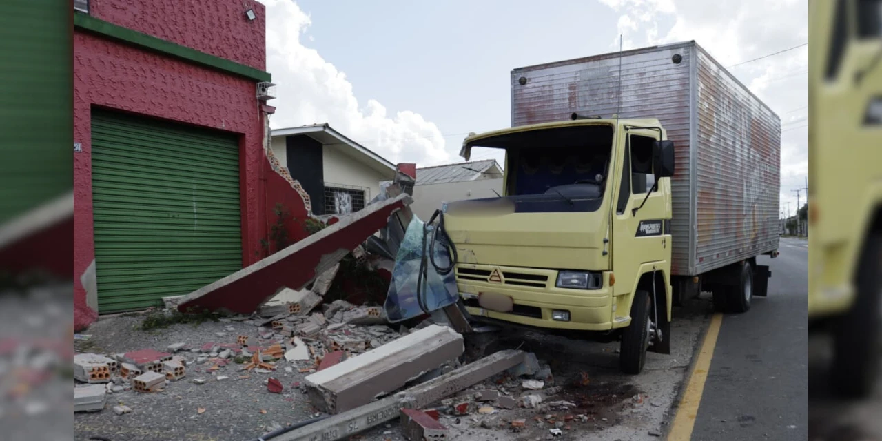 Caminhão danifica imóveis após desentendimento entre condutores em PG