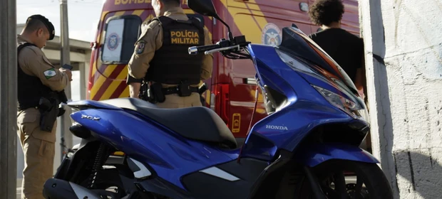 Colisão entre duas motos deixa três pessoas feridas em Ponta Grossa