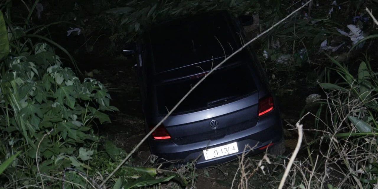 Motorista de aplicativo perde controle e desce córrego na Vila Nova