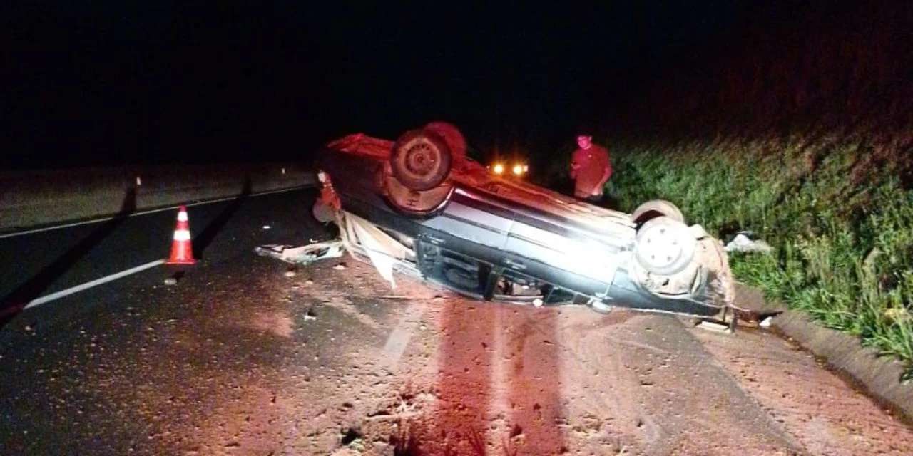 Motorista fica ferido após carro colidir contra barranco na PR-151