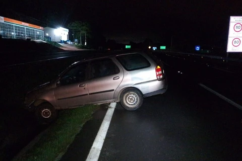Choque contra canaleta na PR-151 deixa motorista ferido