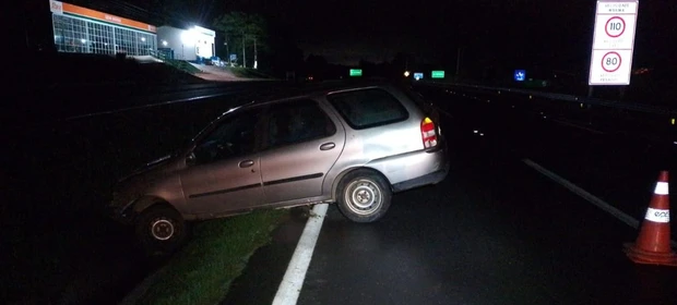 Choque contra canaleta na PR-151 deixa motorista ferido