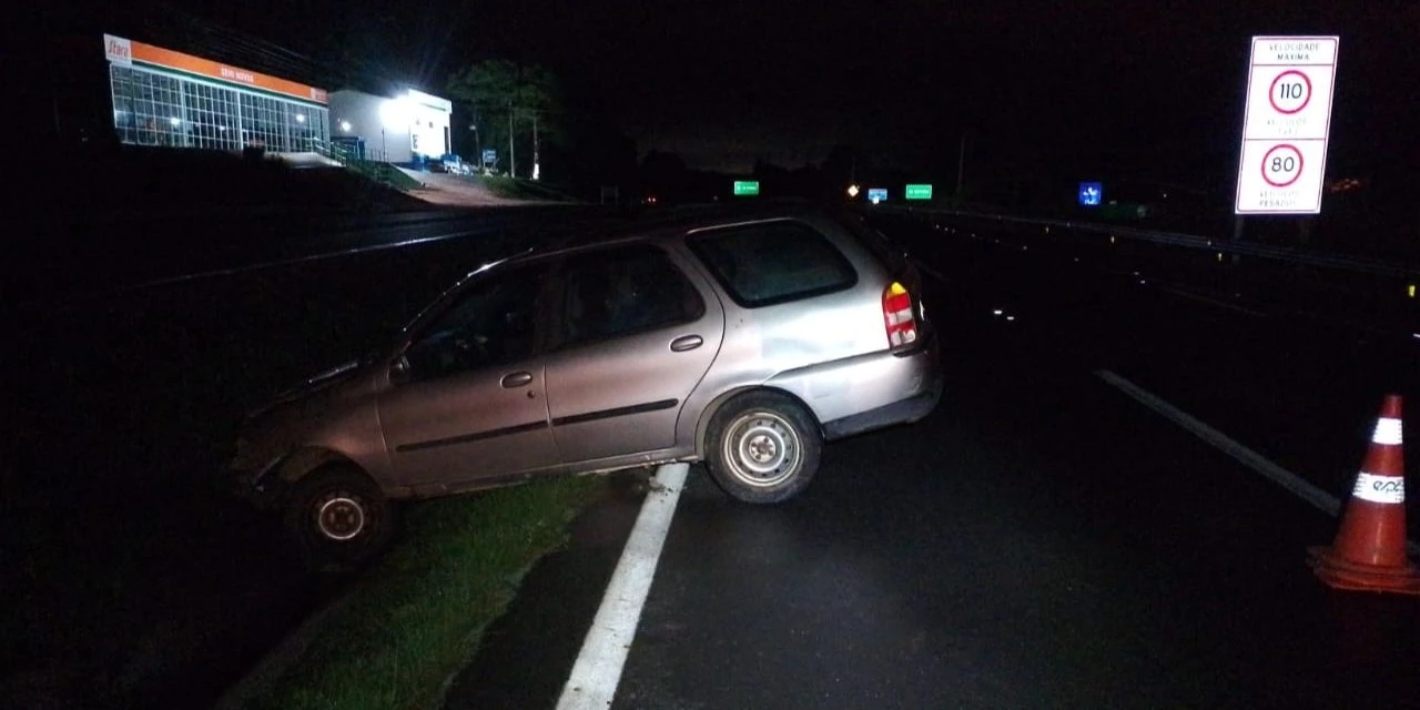 Choque contra canaleta na PR-151 deixa motorista ferido