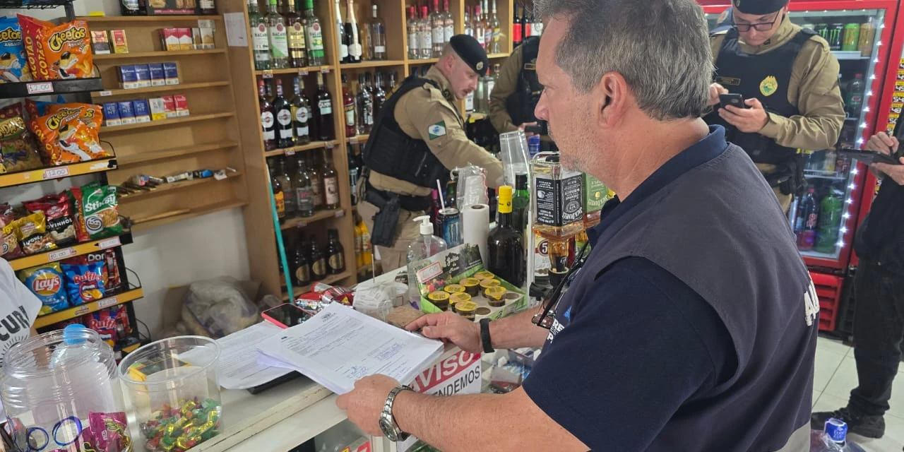 Operação integrada mobiliza 88 agentes e resulta em apreensões de bebidas e cigarros em Curitiba