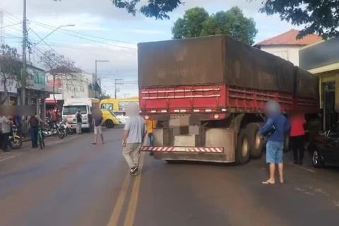 Caminhoneiro é picado por abelha, tem reação alérgica e causa acidente no PR