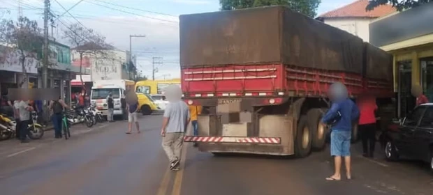 Caminhoneiro é picado por abelha, tem reação alérgica e causa acidente no PR